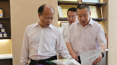 內(nèi)蒙古自治區(qū)政協(xié)黨組書記、主席李秀領(lǐng)考察、調(diào)研我公司